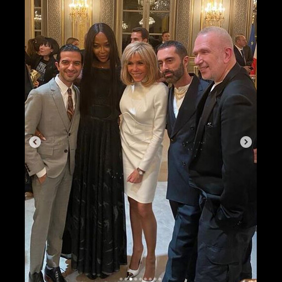 Imran Amed, Naomi Campbell, Brigitte Macron, Giambattista Valli et Jean Paul Gaultier lors du dîner offert par le président de la République et madame Brigitte Macron en l'honneur de la création et à l'occasion de la semaine de la mode, au palais de l'Élysée. Paris, le 24 février 2020.