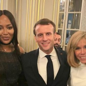 Naomi Campbell, le président Emmanuel Macron, Brigitte Macron et Pierpaolo Piccioli lors du dîner offert par le président de la République et madame Brigitte Macron en l'honneur de la création et à l'occasion de la semaine de la mode, au palais de l'Élysée. Paris, le 24 février 2020.