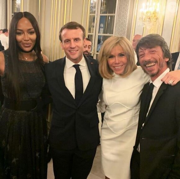 Naomi Campbell, le président Emmanuel Macron, Brigitte Macron et Pierpaolo Piccioli lors du dîner offert par le président de la République et madame Brigitte Macron en l'honneur de la création et à l'occasion de la semaine de la mode, au palais de l'Élysée. Paris, le 24 février 2020.