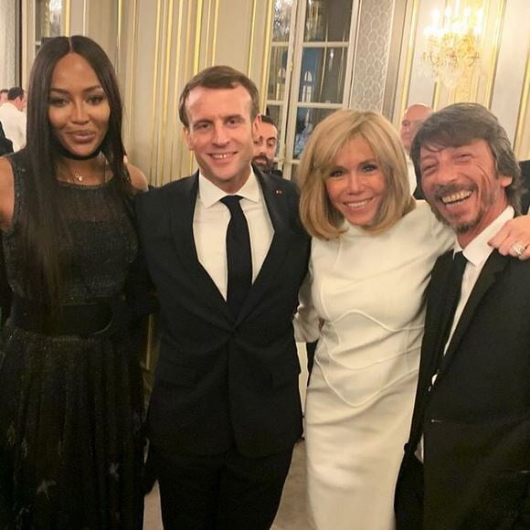 Naomi Campbell, le président Emmanuel Macron, Brigitte Macron et Pierpaolo Piccioli lors du dîner offert par le président de la République et madame Brigitte Macron en l'honneur de la création et à l'occasion de la semaine de la mode, au palais de l'Élysée. Paris, le 24 février 2020.