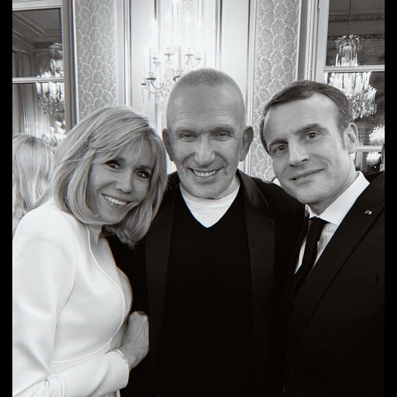 Emmanuel Macron, Jean Paul Gaultier et Brigitte Macron au dîner offert par le président de la République et madame Brigitte Macron en l'honneur de la création et à l'occasion de la semaine de la mode. Paris, le 24 février 2020.