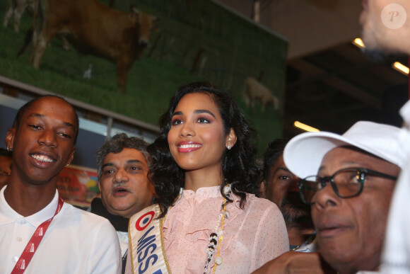 Clémence Botino, Miss France 2020, en visite au Salon de l'agriculture à Paris. Le 26 février 2020 © Panoramic / Bestimage 26/02/2020 - Paris