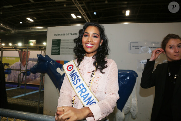 Clémence Botino, Miss France 2020, en visite au Salon de l'agriculture à Paris. Le 26 février 2020 © Panoramic / Bestimage 26/02/2020 - Paris
