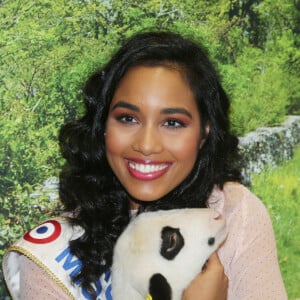 Clémence Botino, Miss France 2020, en visite au Salon de l'agriculture à Paris. Le 26 février 2020 © Panoramic / Bestimage 26/02/2020 - Paris