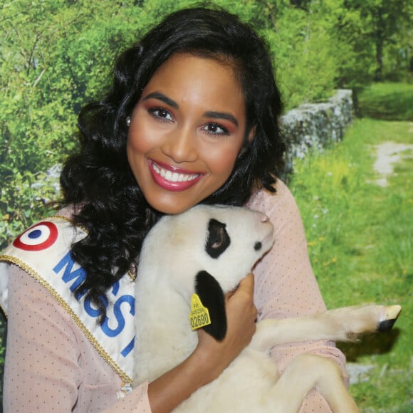 - Clémence Botino, Miss France 2020, en visite au Salon de l'agriculture à Paris. Le 26 février 2020 © Panoramic / Bestimage 26/02/2020 - Paris