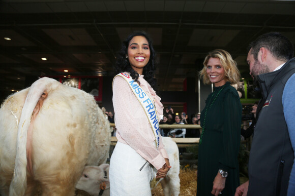 Semi-Exclusif - Clémence Botino, Miss France 2020, en visite au Salon de l'agriculture à Paris. Le 26 février 2020 © Panoramic / Bestimage 26/02/2020 - Paris