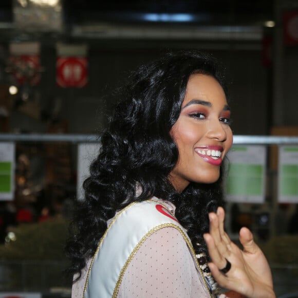 Semi-Exclusif - Clémence Botino, Miss France 2020, en visite au Salon de l'agriculture à Paris. Le 26 février 2020 © Panoramic / Bestimage 26/02/2020 - Paris