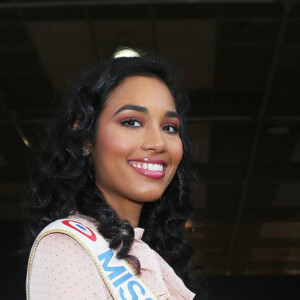 Semi-Exclusif - Clémence Botino, Miss France 2020, en visite au Salon de l'agriculture à Paris. Le 26 février 2020 © Panoramic / Bestimage 26/02/2020 - Paris