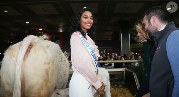 Semi-Exclusif - Clémence Botino, Miss France 2020, en visite au Salon de l'agriculture à Paris. Le 26 février 2020 © Panoramic / Bestimage 26/02/2020 - Paris