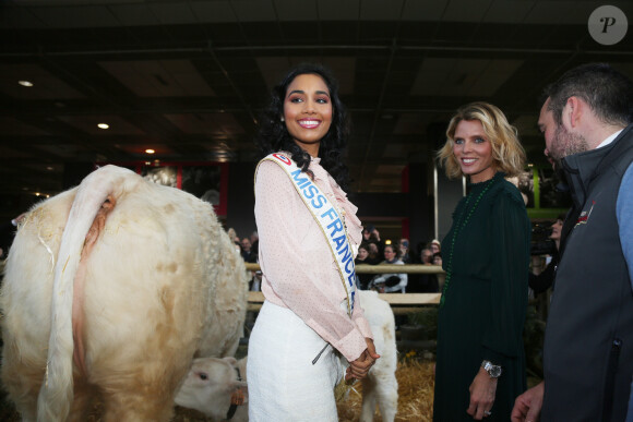 Semi-Exclusif - Clémence Botino, Miss France 2020, en visite au Salon de l'agriculture à Paris. Le 26 février 2020 © Panoramic / Bestimage 26/02/2020 - Paris