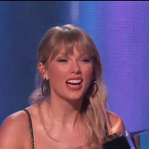 Taylor Swift prend pour cible Scooter Braun et Scott Borchetta lors de sa performance aux AMA et revient sur son année qu'elle considère la plus difficile.