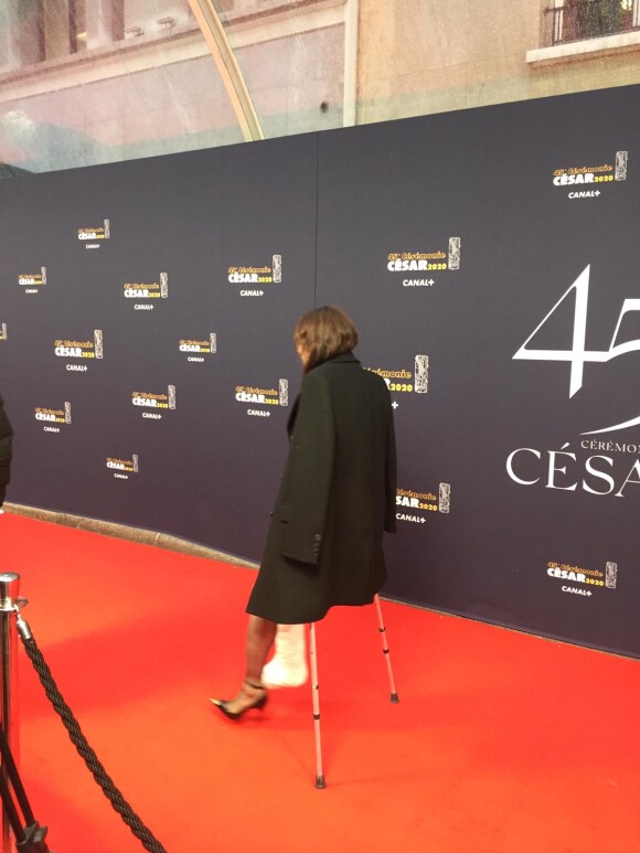 Charlotte Gainsbourg arrive avec des béquilles sur le tapis rouge de la 45e cérémonie des César, le 28 février 2020.
