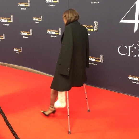 Charlotte Gainsbourg arrive avec des béquilles sur le tapis rouge de la 45e cérémonie des César, le 28 février 2020.