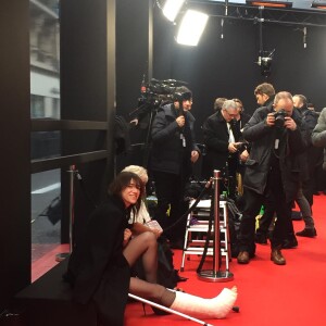 Charlotte Gainsbourg arrive avec des béquilles sur le tapis rouge auprès de Mimie Mathy de la 45e cérémonie des César, le 28 février 2020.