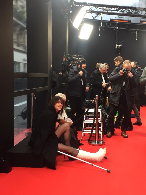 Charlotte Gainsbourg arrive avec des béquilles sur le tapis rouge auprès de Mimie Mathy de la 45e cérémonie des César, le 28 février 2020.