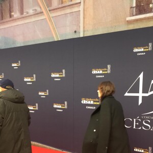 Charlotte Gainsbourg arrive avec des béquilles sur le tapis rouge de la 45e cérémonie des César, le 28 février 2020.