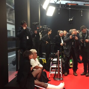 Charlotte Gainsbourg arrive avec des béquilles sur le tapis rouge de la 45e cérémonie des César, le 28 février 2020.