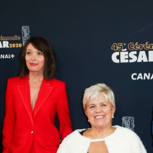 Camille Cottin, Anne Marivin, Mimie Mathy et Charlotte Gainsbourg (avec une attelle au pied droit et des béquilles) - Tournage de la série " Dix Pour Cent " lors de la 45ème cérémonie des César à la salle Pleyel à Paris, le 28 février 2020. © Dominique Jacovides/Olivier Borde/Bestimage