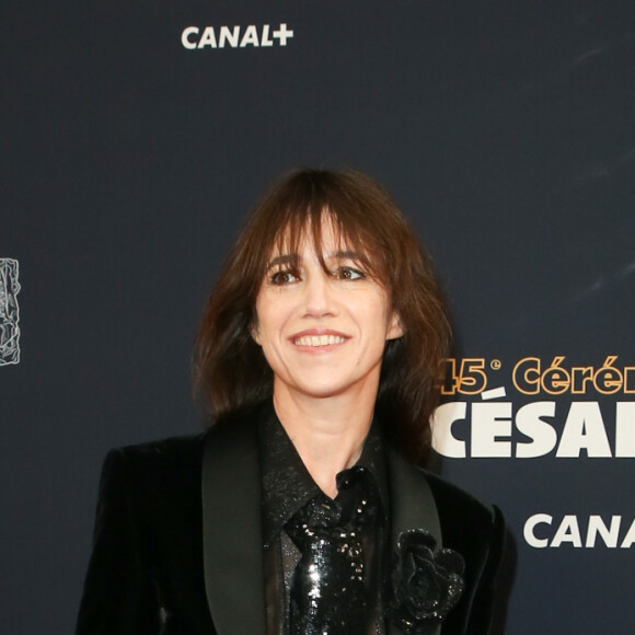 Charlotte Gainsbourg (avec une attelle au pied droit) - Tournage de la série " Dix Pour Cent " lors de la 45ème cérémonie des César à la salle Pleyel à Paris, le 28 février 2020. © Dominique Jacovides/Olivier Borde/Bestimage