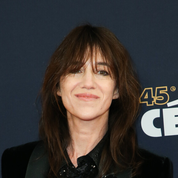 Charlotte Gainsbourg (avec une attelle au pied droit) - Tournage de la série " Dix Pour Cent " lors de la 45ème cérémonie des César à la salle Pleyel à Paris, le 28 février 2020. © Dominique Jacovides/Olivier Borde/Bestimage