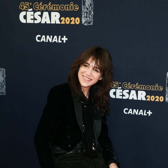 Charlotte Gainsbourg (avec une attelle au pied droit) - Tournage de la série " Dix Pour Cent " lors de la 45ème cérémonie des César à la salle Pleyel à Paris, le 28 février 2020. © Dominique Jacovides/Olivier Borde/Bestimage