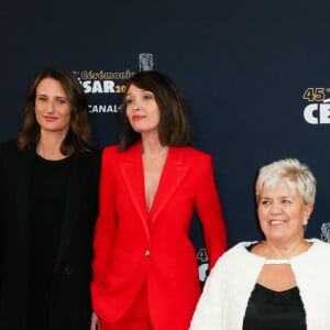 Camille Cottin, Anne Marivin, Mimie Mathy et Charlotte Gainsbourg (avec une attelle au pied droit et des béquilles) - Tournage de la série " Dix Pour Cent " lors de la 45ème cérémonie des César à la salle Pleyel à Paris, le 28 février 2020. © Dominique Jacovides/Olivier Borde/Bestimage