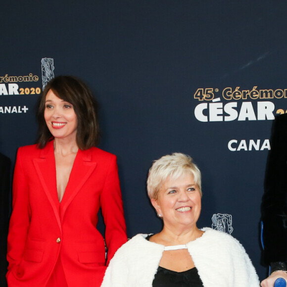 Camille Cottin, Anne Marivin, Mimie Mathy et Charlotte Gainsbourg (avec une attelle au pied droit et des béquilles) - Tournage de la série " Dix Pour Cent " lors de la 45ème cérémonie des César à la salle Pleyel à Paris, le 28 février 2020. © Dominique Jacovides/Olivier Borde/Bestimage