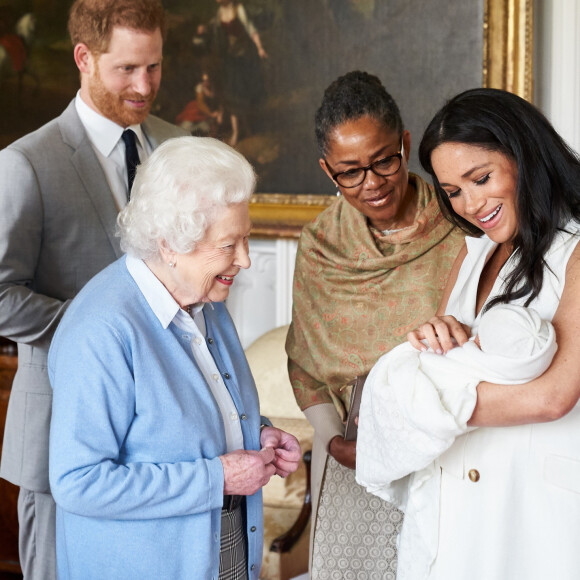 Le prince Philip, duc d'Edimbourg, la reine Elisabeth II d'Angleterre, la mère de Meghan Doria Ragland, le prince Harry, duc de Sussex, Meghan Markle, duchesse de Sussex, et leur fils Archie Harrison Mountbatten-Windsor. Windsor, le 7 mai 2019.