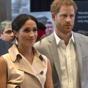 Le prince Harry, duc de Sussex et Meghan Markle, duchesse de Sussex lors de leur visite de l'exposition commémorative de la naissance de Nelson Mandela au centre Southbank à Londres le 17 juillet 2018.