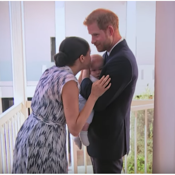 Meghan Markle et le prince Harry avec leur fils Archie dans un documentaire de la chaîne ITV News réalisé lors de leur voyage officiel en Afrique en octobre 2019. © ITV News