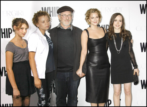 Steven Spielberg, ses filles Mikaela et Destry, avec Drew Barrymore et Ellen Page à Los Angeles en 2009.