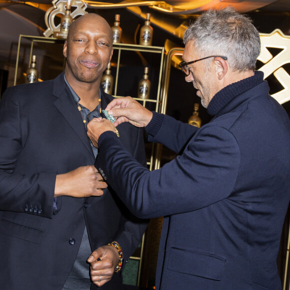 Le rappeur Oxmo Puccino (Abdoulaye Diarra) et Vincent Cassel lors de la remise de la médaille d'Officier des Arts et des Lettres au rappeur O.Puccino par l'acteur, réalisateur et producteur V.Cassel à l'hôtel du Collectionneur à Paris, France, le 2 mars 2020. © Jack Tribeca/Bestimage