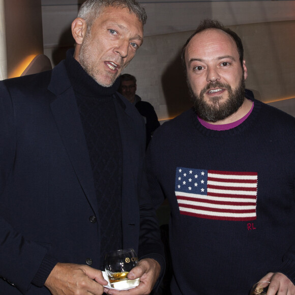 Vincent Cassel et Alban Ivanov lors de la remise de la médaille d'Officier des Arts et des Lettres au rappeur O.Puccino par l'acteur, réalisateur et producteur V.Cassel à l'hôtel du Collectionneur à Paris, France, le 2 mars 2020. © Jack Tribeca/Bestimage