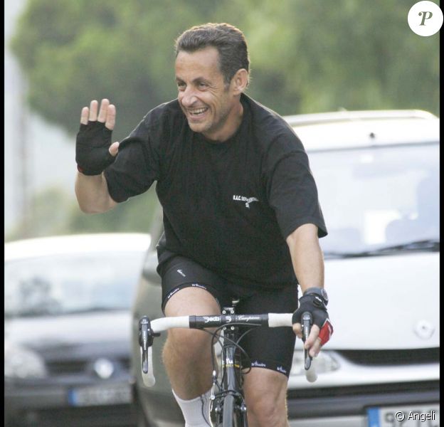 Nicolas Sarkozy A Renfourche Son Velo Prudence Purepeople