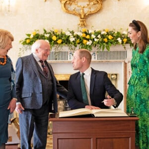 Le président irlandais Michael D.Higgins et sa femme Sabina Coyne, reçoivent le prince William, duc de Cambridge, et Catherine (Kate) Middleton, duchesse de Cambridge, à la résidence présidentielle officielle Aras an Uachtarain à Dublin, Irlande, le 3 mars 2020, pour une visite officielle de 3 jours.