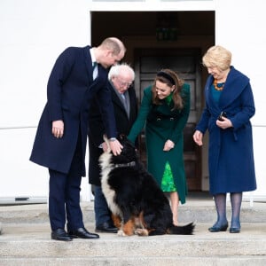 Le président irlandais Michael D.Higgins et sa femme Sabina Coyne, reçoivent le prince William, duc de Cambridge, et Catherine (Kate) Middleton, duchesse de Cambridge, à la résidence présidentielle officielle Aras an Uachtarain à Dublin, Irlande, le 3 mars 2020, pour une visite officielle de 3 jours.