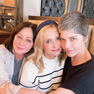 Shannon Doherty, Sarah Michelle Gellar et Selma Blair déjeunent ensemble. Mars 2020.