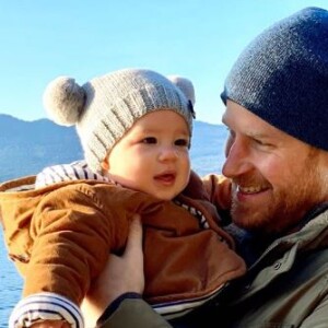 Le prince Harry avec son fils Archie dans les bras en décembre 2019, image d'illustration d'un montage vidéo que le duc de Sussex et la duchesse (Meghan Markle) ont diffusé sur leur compte Instagram @SussexRoyal, à quelques minutes du nouvel an 2020, pour retracer leur année 2019.