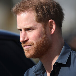 Le prince Harry et Lewis Hamilton arrivent au circuit de Silverstone pour l'inauguration de l'exposition Silverstone Experience le 6 mars 2020.