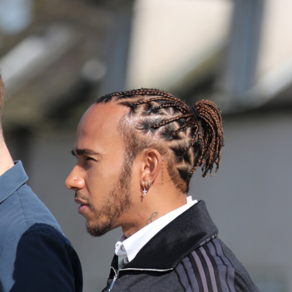 Le prince Harry et Lewis Hamilton arrivent au circuit de Silverstone pour l'inauguration de l'exposition Silverstone Experience le 6 mars 2020.