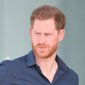 Le prince Harry, duc de Sussex, et Lewis Hamilton ouvrent officiellement The Silverstone Experience, un nouveau musée immersif qui raconte l'histoire du passé, du présent et de l'avenir de la course automobile britannique, à Northampton, Royaume Uni, le 6 mars 2020.