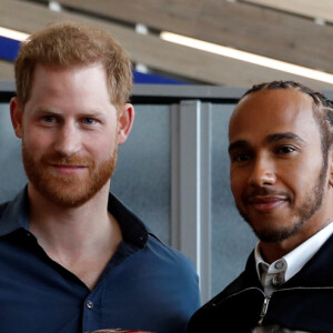 Le prince Harry et Lewis Hamilton arrivent au circuit de Silverstone pour l'inauguration de l'exposition Silverstone Experience le 6 mars 2020.