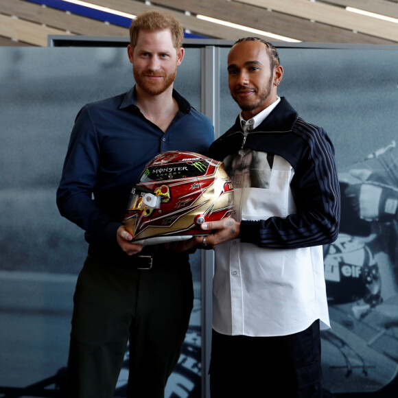 Le prince Harry et Lewis Hamilton arrivent au circuit de Silverstone pour l'inauguration de l'exposition Silverstone Experience le 6 mars 2020.