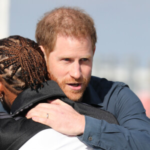 Le prince Harry et Lewis Hamilton arrivent au circuit de Silverstone pour l'inauguration de l'exposition Silverstone Experience le 6 mars 2020.