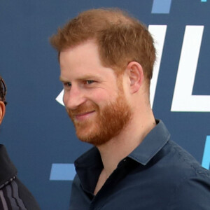 Le prince Harry et Lewis Hamilton arrivent au circuit de Silverstone pour l'inauguration de l'exposition Silverstone Experience le 6 mars 2020.