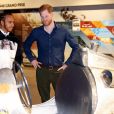 Le prince Harry et Lewis Hamilton arrivent au circuit de Silverstone pour l'inauguration de l'exposition Silverstone Experience le 6 mars 2020.