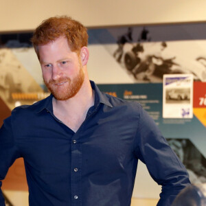 Le prince Harry et Lewis Hamilton arrivent au circuit de Silverstone pour l'inauguration de l'exposition Silverstone Experience le 6 mars 2020.