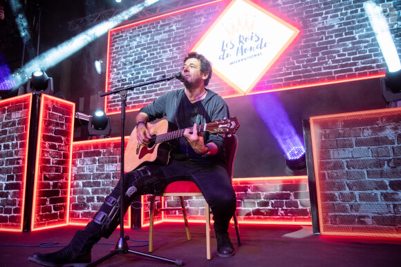 Exclusif - Patrick Bruel - 8ème gala de l'association "Les Rois du Monde" avec un plateau d'artistes et une vente aux enchères au profit des enfants défavorisés, orphelins et hospitalisés, suivi d'une soirée dansante à la Salle Wagram à Paris, le 2 mars 2020. Le lancement de la traditionnelle vente caritative d'oeuvres d'artistes contemporains les plus prisés du moment a été bousculé avec la mise aux enchères spontanée de la guitare de Patrick Bruel, faisant s'envoler les dons. La suite de la vente s'est déroulée dans une ambiance électrique, avec pour commissaire-priseur C. Hanouna, soutien de la première heure des Rois du Monde. Enfin, l'association a annoncé hier soir son implication de plus en plus forte à l'international, les actions à venir pour l'année 2020, et la sortie du livre de la présidente Stéphanie Robert : "Solide et solidaire. Les Rois du Monde s'engagent aujourd'hui d'avantage à l'international et oeuvrent en faveur du financement de programmes locaux axés sur l'éducation, la santé, l'alimentation, le développement durable et les droits des enfants. Une ambition toujours plus forte pour l'association qui se mobilise chaque jour, grâce aux dons et à ses partenaires, mécènes et personnalités, pour rendre meilleure la vie des enfants défavorisés. © Cyril Moreau-Rachid Bellak/Bestimage