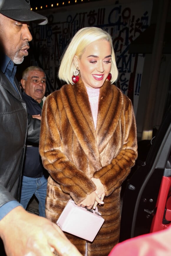 Katy Perry est allée dîner avec ses amies au restaurant Craig's le jour de la Saint-Valentin à West Hollywood, Los Angeles, le 14 février 2020.