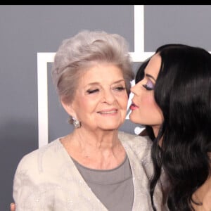 Katy Perry et sa grand-mère aux Grammy Awards, le 13 février 2011 à Los Angeles. 